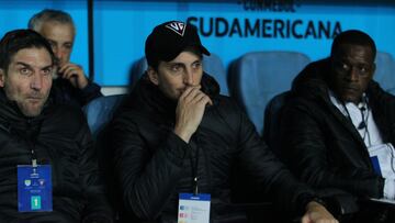 El entrenador de LDU Quito, Luis Zubeldía, es fotografiado durante el partido de Copa Conmebol Sudamericana contra Magallanes.