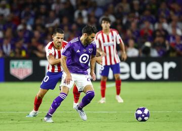 Graham Zusi y Vitolo.