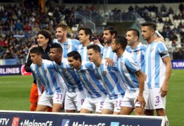 El once inicial del Málaga. De pie: Ochoa, Albentosa, Recio, Miguel Torres, Charles, Weligton. Agachados: Fornàls, Uche, Chory Castro, Juanpi y Rosales.