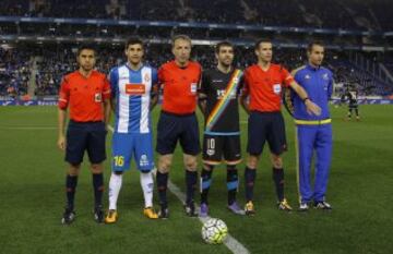 El árbitro Fernández Borbalán acompañado de sus asistentes Cabañero Martínez y Canelo Prieto, el cuarto árbitro Varón Aceitón y los capitanes Javi López y Trashorras.
