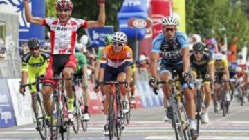 Vicente de Mateos celebra la victoria en la línea de meta.