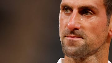 Djokovic gana tras tirarle un irónico beso a un espectador