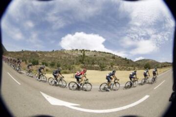 El ciclista murciano del Movistar, Alejandro Valverde (c), líder de la general pelotón, en el pelotón durante la novena etapa de la Vuelta Ciclista a España 2014, en su 69 edición, que ha partido de Carboneras de Guadazaón (Cuenca) y terminará en Aramón Valdelinares (Teruel), con una distancia de 185 kilómetros.