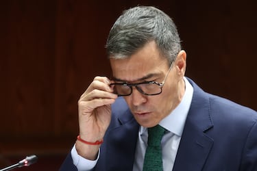 Comparan a Pedro Sánchez con Clark Kent por su nuevo look en el Senado y las redes se llenan de memes: “¡Es Superman!”
