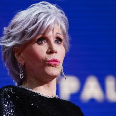 Jane Fonda se hace viral tras arrojarle el premio a la ganadora de la Palma de Oro, Justine Triet