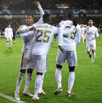 Rodrygo, Vinicius y Mendy celebran un gol en Brujas.