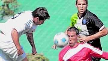 <b>BUSCÓ EL GOL. </b>Manu desbarata una ocasión de Acuña, que revolucionó al Castilla.