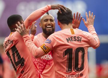 Los jugadores del Barcelona celebran el 1-1 de Messi al Eibar. 