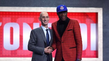 NEW YORK, NEW YORK - JUNE 20: Sekou Doumbouya poses with NBA Commissioner Adam Silver after being drafted with the 15th overall pick by the Detroit Pistons during the 2019 NBA Draft at the Barclays Center on June 20, 2019 in the Brooklyn borough of New York City. NOTE TO USER: User expressly acknowledges and agrees that, by downloading and or using this photograph, User is consenting to the terms and conditions of the Getty Images License Agreement.   Sarah Stier/Getty Images/AFP
 == FOR NEWSPAPERS, INTERNET, TELCOS &amp; TELEVISION USE ONLY ==