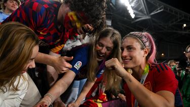 Alexia se fotografía con varias aficionadas.