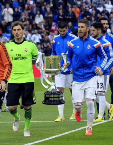 Los jugadores del Real Madrid Sergio Ramos e Iker Casillas han ofrecido la Copa del Rey a sus aficionados.