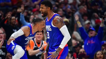 Paul George, alero de Los Angeles Clippers y su compañero Russell Westbrook celebran un triple ante Orlando Magic.