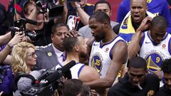 Curry felicita a Kevin Durant tras el partidazo del alero en Cleveland en el Game 3 de las Finales. Los Warriors acarician el anillo.