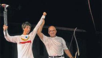 <b>DE LOS JUEGOS DE 1992</b> A 2007 Quince años separan las dos imágenes del madrileño Antonio Rebollo con la flecha que encendió el pebetero olímpico en Monjuïc. A la izquierda, en Barcelona 1992, y arriba, ayer, junto al jugador de tenis de mesa Yeray Hernández, que nació aquel 25 de julio de 1992.