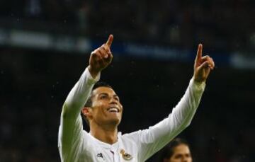  Cristiano Ronaldo celebrando el gol que acaba de anotar el quinto para su equipo 