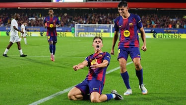3-0.El jugador andaluz del Barcelona avanza por el campo del Valencia y finaliza con un disparo con la izquierda para batir a Julen Agirrezabala. En la imagen, Fermín celebra su segundo tanto.