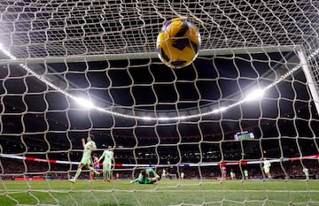 1-0. Saca en largo con el pie Jan Oblak, cabecea Samuel Lino y deja todo el espacio a Antoine Griezmann, avanza, asiste a Giuliano Simeone dentro del rea y pone el pase de la muerte a Julin ?lvarez para que marque a placer el primer tanto.