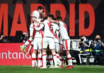 Robo de balón en el centro del campo que termina con Falcao recortando dentro del área a Piqué, dispara, el esférico toca primero en el pose izquierdo para terminar tocando la red.