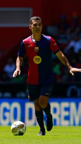 En el juego de leyendas del FC Barcelona y Real Madrid, Rafa Marquez fue fuertemente ovacionado por la afición tras salir de cambio.