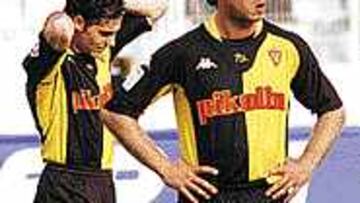 <B>DECEPCIÓN EN LA PLANTILLA</B>. Los jugadores zaragocistas se lamentaban tras la nueva derrota que encajaron el pasado domingo ante el Málaga.