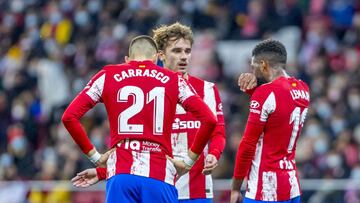 Carrasco, Griezmann y Lemar hablan en el partido ante Osasuna.