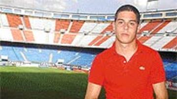 <B>POSÓ PARA AS</B>. Marco Chiarmo Berlusconi se fotografió ayer en el estadio Vicente Calderón.