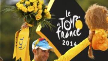 Nibali, en el podio de los Campos Elíseos.