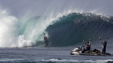 Tubo en el Lanzarote Quemao Class en Bodyboard, con dos personas celebrándolo desde un Jet Ski.