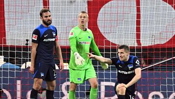 Jugadores del Hertha se lamentan durante el partido de Bundesliga contra el Colonia.