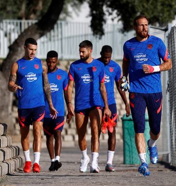 Varios jugadores de camino al entrenamiento