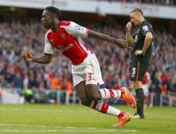 Danny Welbeck celebra el 2-2 tras habilitación de Sánchez. 