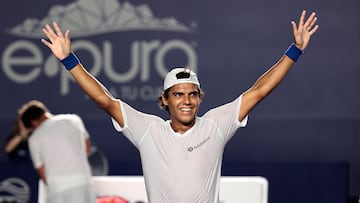 MEX173. LOS CABOS (MÉXICO), 02/08/2022.- El tenista mexicano Alex Hernández, celebra hoy el triunfo contra el tenista colombiano Nicolás Barrientos, durante el segundo día del Abierto de Tenis de Los Cabos, en el estado de Baja California Sur (México). EFE/Jorge Reyes