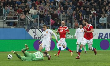 Rodrigo fue a rematar ante el portero ruso Lunev, que recibió el impacto de la rodilla que le hizo sangrar y fue retirado en camilla.