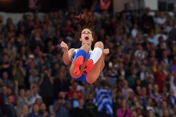 Ekateríni Stefanídi celebra la medalla de oro en salto con pértiga. 