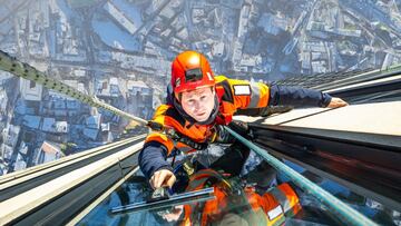 Magnus Mitbo en un trabajo vertical limpiando cristales en un rascacielos