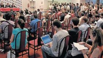 <b>Cien periodistas en su despedida.</b> El adiós de Torres convocó a más de un centenar de periodistas en la sala VIP del estadio Vicente Calderón.