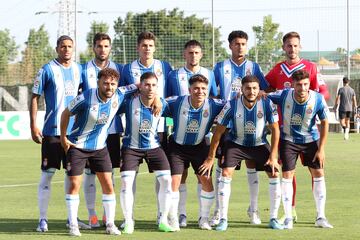 Simo (tercero en pie desde la izquierda) y el portero Lecomte debutaron como titulares en el Espanyol.