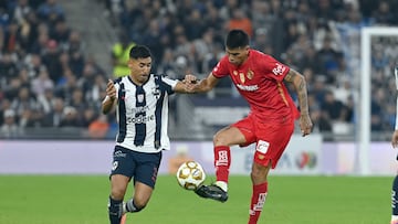 AME5577. GUADALUPE (MÉXICO), 03/12/2025.- Ricardo Chavez (i) de Monterrey disputa el balón con Nicolas Castro (d) de Toluca este miércoles, en el partido de ida de las semifinales de la Liga MX entre Monterrey y Toluca en el estadio BBVA en Guadalupe (México). EFE/ Miguel Sierra
