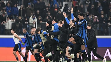 Atalanta's players celebrate after winning the UEFA Champions League football match between Atalanta and Sturm Graz at the Gewiss Stadium in Bergamo, on January 21, 2025. (Photo by Isabella BONOTTO / AFP)
