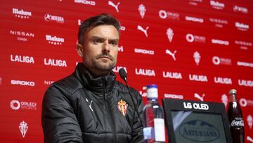 20-12-24. RUBÉN ALBÉS, ENTRENADOR DEL SPORTING, EN LA RUEDA DE PRENSA EN MAREO.