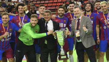 El Bar?a inicia otra temporada
sin un rival que le de r¨¦plica