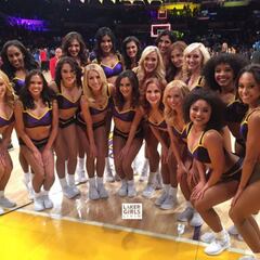 Las cheerleaders de los Lakers celebran la cuarta victoria