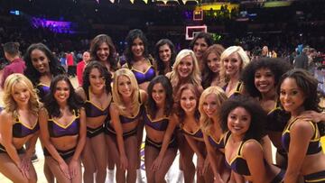 Las cheerleaders de los Lakers celebran la cuarta victoria