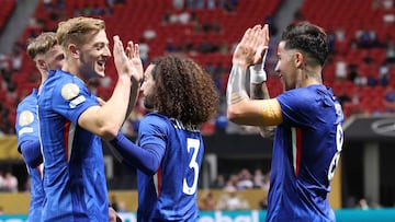 Cucurella celebra un gol junto a sus compa?eros.