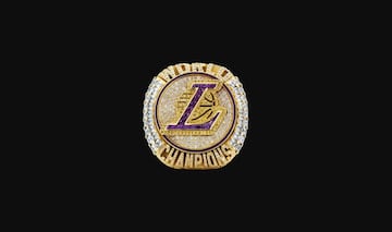 Así es el anillo de campeones de la temporada 2020 de los Angeles Lakers. La franquicia de California lo ha recibido esta noche antes del inicio del partido frente a los Clippers.