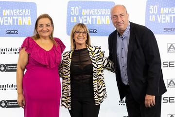 Los periodistas Carmen Colino, Gemma Nierga y Jordi Martí en el posado previo al programa.

