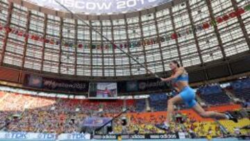 Yelena Isinbayeva se dispone a realizar su salto.