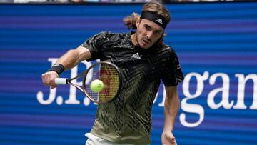 Stefanos Tsitsipas devuelve una bola durante su partido ante Carlos Alcaraz en el US Open 2021.