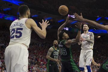 JJ Redick asistiendo a Simmons. 