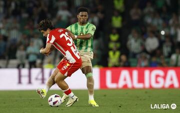 Luka Romero controla un balón.